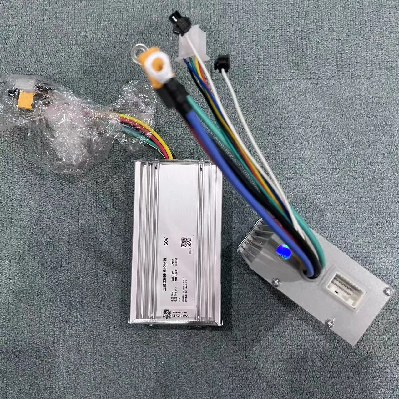 60V 5600W Dual Motor Electric Scooter - 高品質な60V 5600W/6000W電動スクーター用、50AのYunliコントローラーセット。12個のMOSFETを搭載し、正弦波出力に対応したデュアルモーターコントローラー。